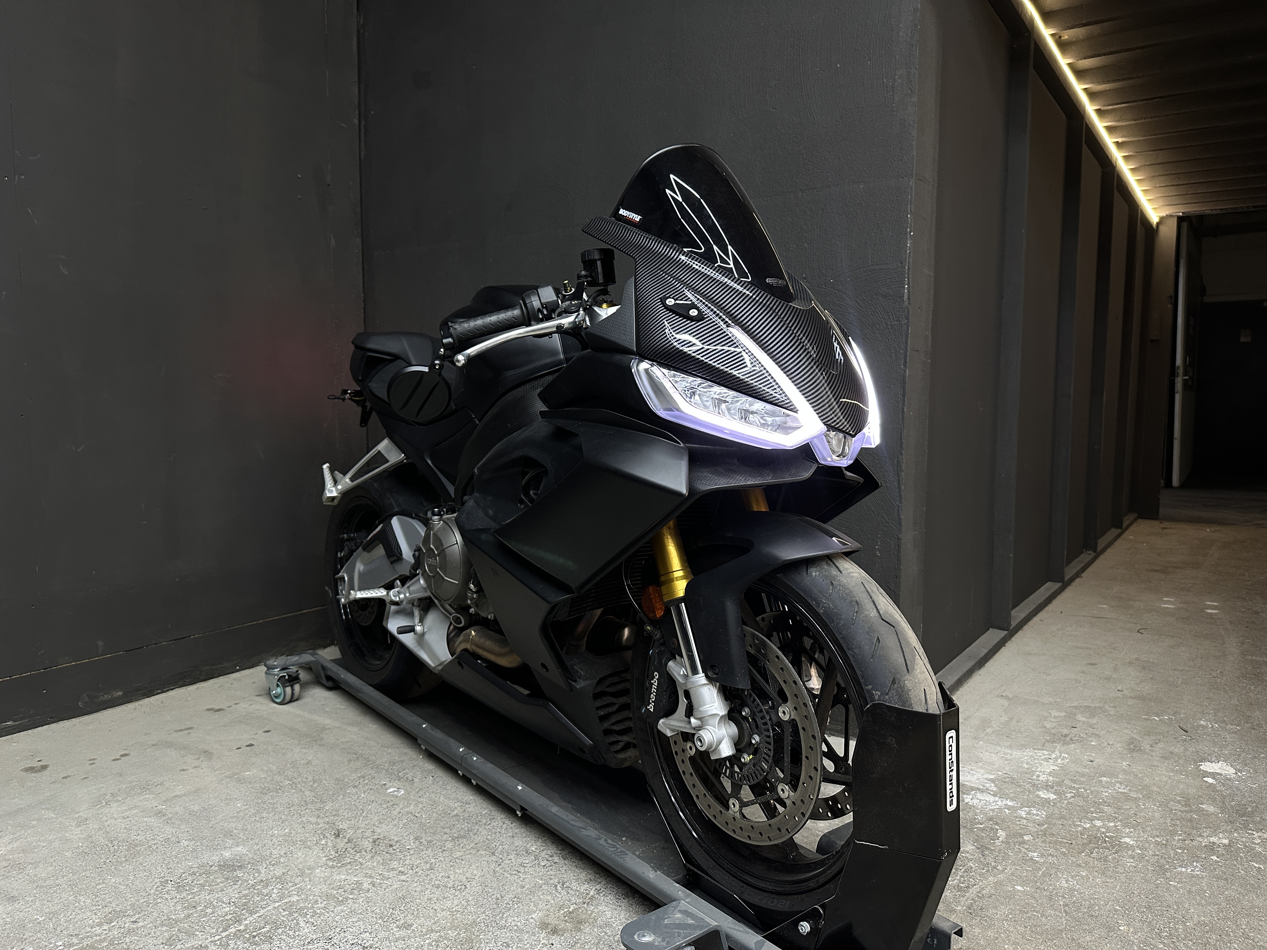 Aprilia Rs 660 mit Carbonparts, Lenkerendenspiegeln und einer dunklen Scheibe